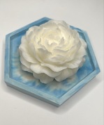 Świeca biała piwonia + podstawka błękitna