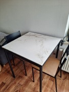 Stół z 2 krzesłami 