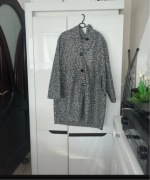 Elegancki szary płaszcz z kapturem - idealny na wiosnę i jesień - beloved