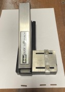 Dziurkacz szczelinowy z regulowaną prowadnicą 