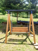 Huśtawka drewniana z kutymi elementami 