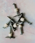 Śruba-złącze okienne z podkładką plastikową-10 szt