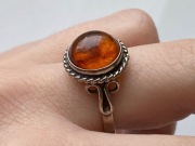 Metaloplastyka stary srebrny pierścionek z bursztynem srebro vintage PRL