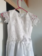 Suknia koronkowa do komuni