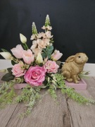 Stroik wiosenny. Dekoracja Wielkanocna z kwiatami i zającem. Stroik Święta