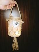 lampion zdobiony sznurkiem wiszący