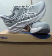 Asics Novablast 5 r. 44,5 buty do biegania