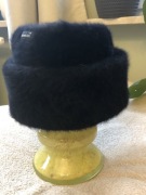 Czapka- toczek, czarna.
