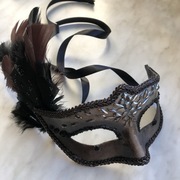 Unikatowa maska karnawałowa z piórami i kamieniami