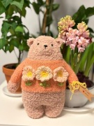 Wyjątkowy ręcznie robiony miś w sweterku z kwiatami – idealny na prezent