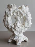 Stara figurka, "Dziewczynka wewnątrz wieńca"