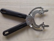 Uniwersalny otwieracz do słoików i butelek.