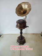 Stylowy patefon na stopie