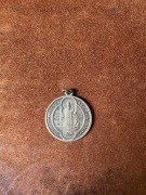 Stary medalik Św. Benedykt