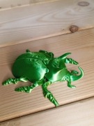 Figurka żuka zielona metaliczna z magnesem 