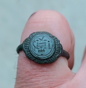 Stary Sygnet z brązu z napisem IHS