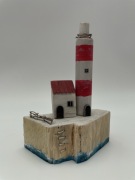 Domek z drewna z latarnią morską 