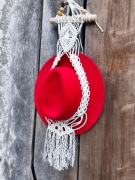 Piękny i niepowtarzalny wieszak na kapelusz – makrama handmade