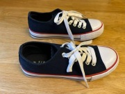 Klasyczne trampki w granatowym kolorze Sinsay 36