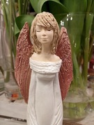 Anioł z różowymi skrzydłami