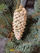 Szyszka na szydełku ozdoba choinkowa 