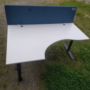 Stół Biurko Narożne 180cm Kinnarps Oberon + Przegroda Ścianka Ekran