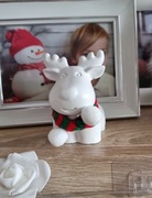 Gipsowy renifer w szaliku czerwono-zielonym