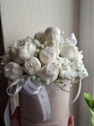 Flower box z białych kwiat-świec sojowych