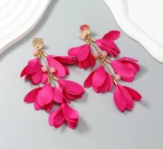 Kolczyki wiszące kwiaty materiałowe kolor pudrowy róż beż ze złotym dyskiem