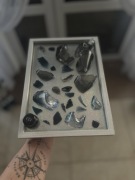 Blask perfum w kawałkach – wyjątkowa dekoracja ścienna broken bottle art