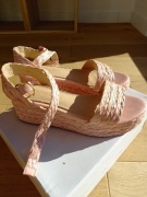 Sandałki r.37, pudrowy róż na koturnie