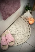 Półokrągły dywanik beżowy na szydełku
