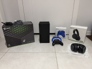 Xbox Series X, dwa pady i słuchawki