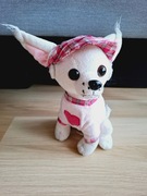 Pluszowy piesek chihuahua w czapce – urocza siedząca maskotka 20 cm
