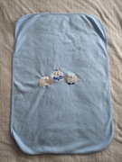 Niebieski polarowy haftowany koc kocyk dziecięcy w sowy sówki