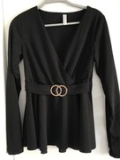 czarna bluzka kopertowa Amisu XS 34 z długim rękawem baskinka z klamrą