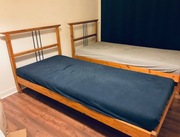 Sprzedam 2 łóżka pojedyncze drewniane z materacami – 90x200 cm