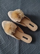 Beżowe zamszowe klapki mule z pomponem marki Vices rozmiar 38