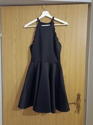 Klasyczna rozkloszowana sukienka z wiązaniem 