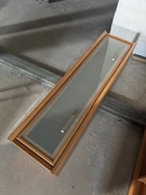 Szafka wisząca z frontem ze szkła mlecznego kolor olcha