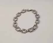 Piękna, lekka bransoletka na rękę. Metalowa, kolor srebrny.