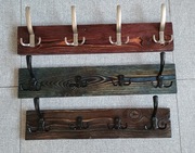 Wieszak ścienny na ubrania, rękodzieło ,drewno, haczyki metalowe.
