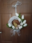 Wianek wielkanocny na wiklinie, tulipany, zajączek, Wielkanoc 
