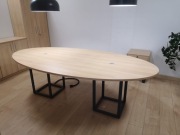 stół konferencyjny Furniko w krztałcie elipsy