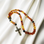 Różaniec ze szkła – bursztynowy kolor, klasyczny krzyż