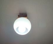 Lampa sufitowa drewniana z mlecznym kloszem