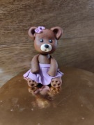 Figurka z masy cukrowej miś w spódniczce fioletowej 