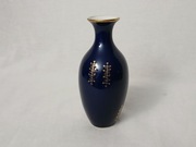 Wazon kobaltowy ze złotymi abstrakcyjnymi motywami