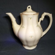 Chodzież porcelana ecru ze złoceniami dzbanek