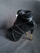 Botki z wyciętym palcem szpilka - 40